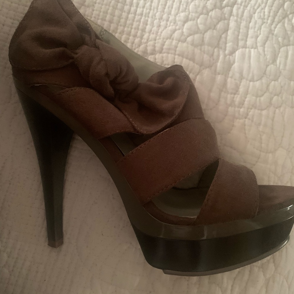 Woman’s high heel shoes. Brown. 5 inch